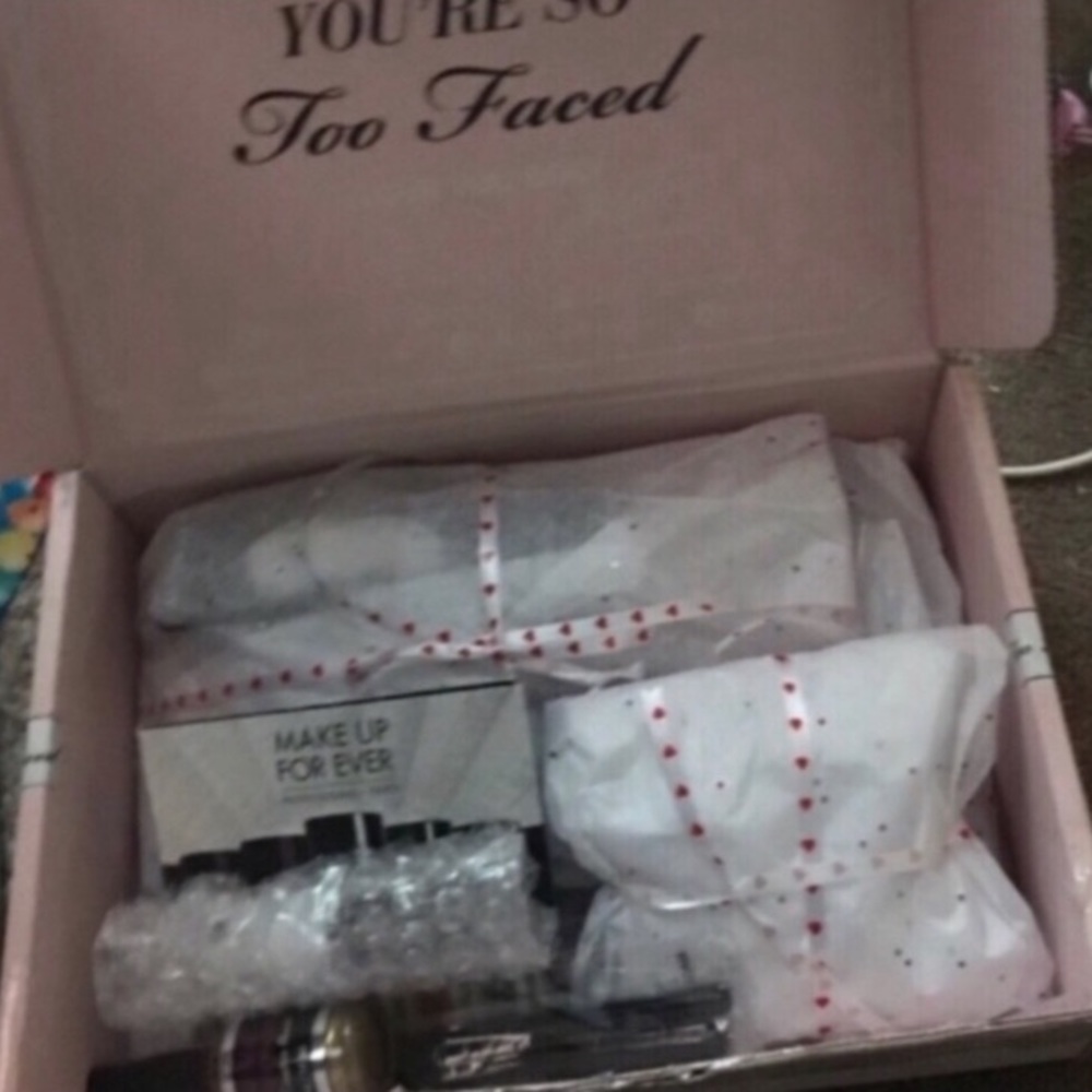 💛MAKEUP MYSTERY BOX - Picture 2 of 4